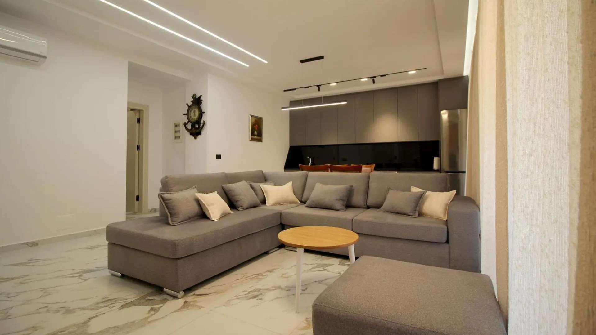 Veseli Luxury Apartments Σαράντα 0*,